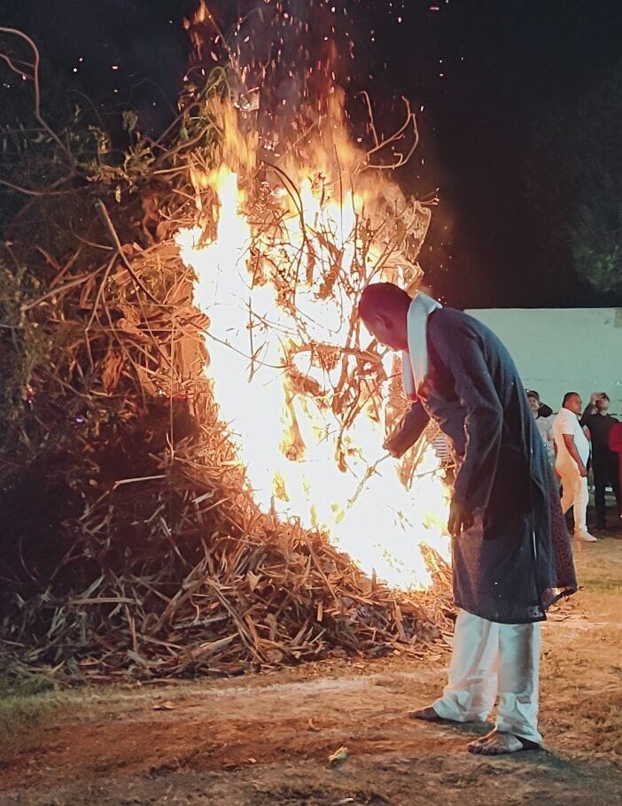 फोटो-20- होली की पूर्व संध्या पर गुलाल खेलतीं स्वयं सेवी संस्थान की महिलाएं। संवाद