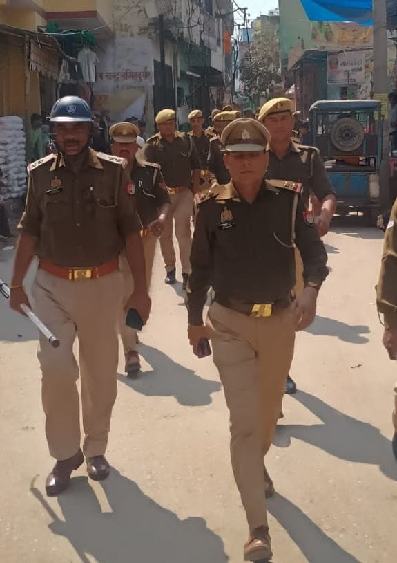 गुझिया खरीदते लोग। संवाद