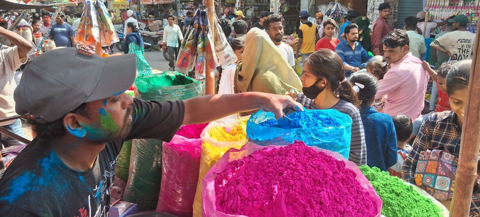 गुझिया खरीदते लोग। संवाद