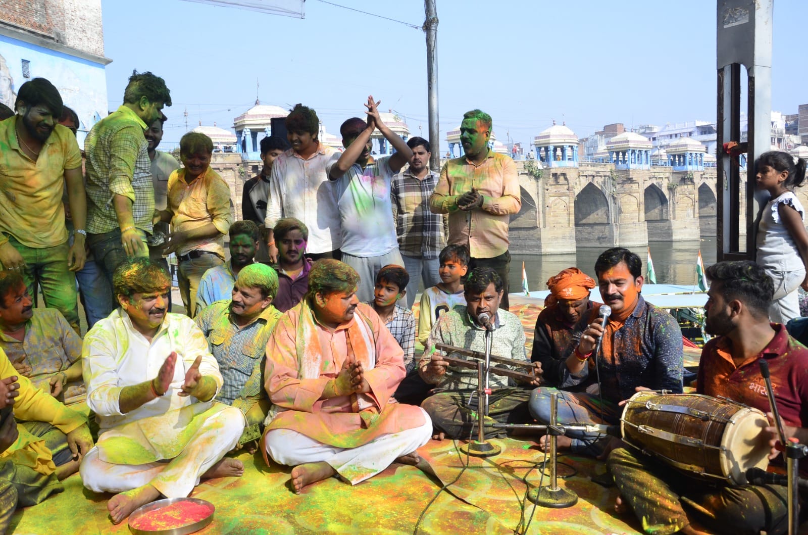 गोमती नदी के गोपी घाट पर फगुआ गीत गाते शंकर संकीर्तन मंडल के सदस्य। स्रोत-आयोजक गोमती नदी के गोपी घाट पर फगुआ गीत गाते शंकर संकीर्तन मंडल के सदस्य। स्रोत-आयोजक