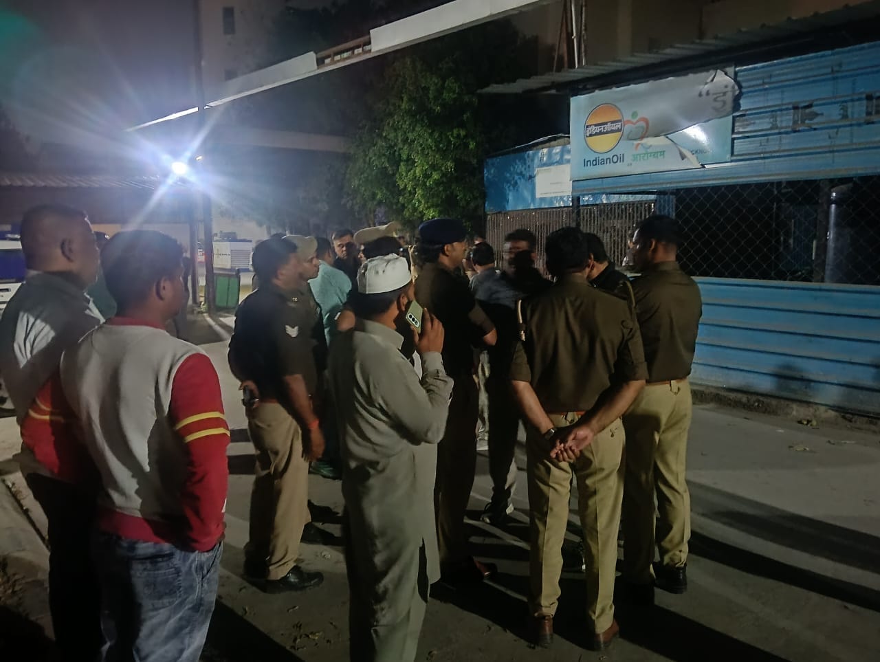 घटना के बाद अस्पताल के बाहर जुटी भीड़। घटना के बाद अस्पताल के बाहर जुटी भीड़।