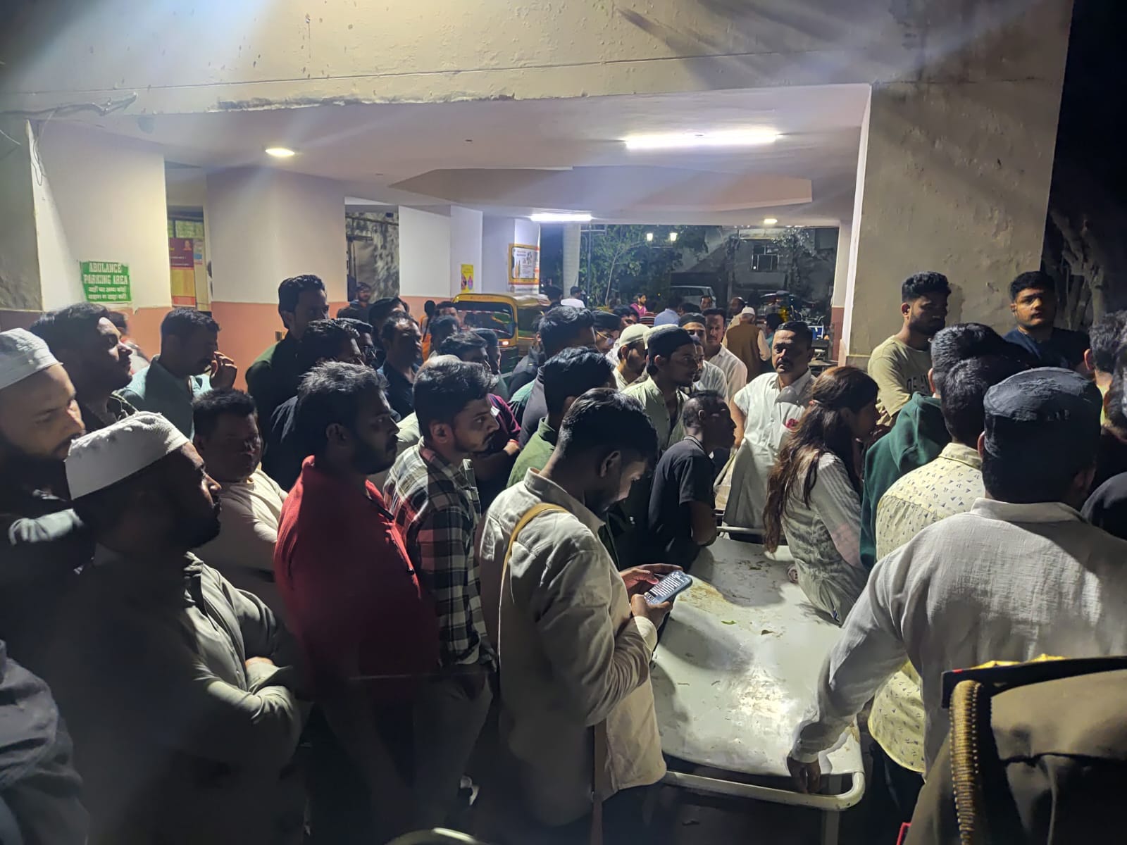 घटना के बाद अस्पताल के बाहर जुटी भीड़। घटना के बाद अस्पताल के बाहर जुटी भीड़।