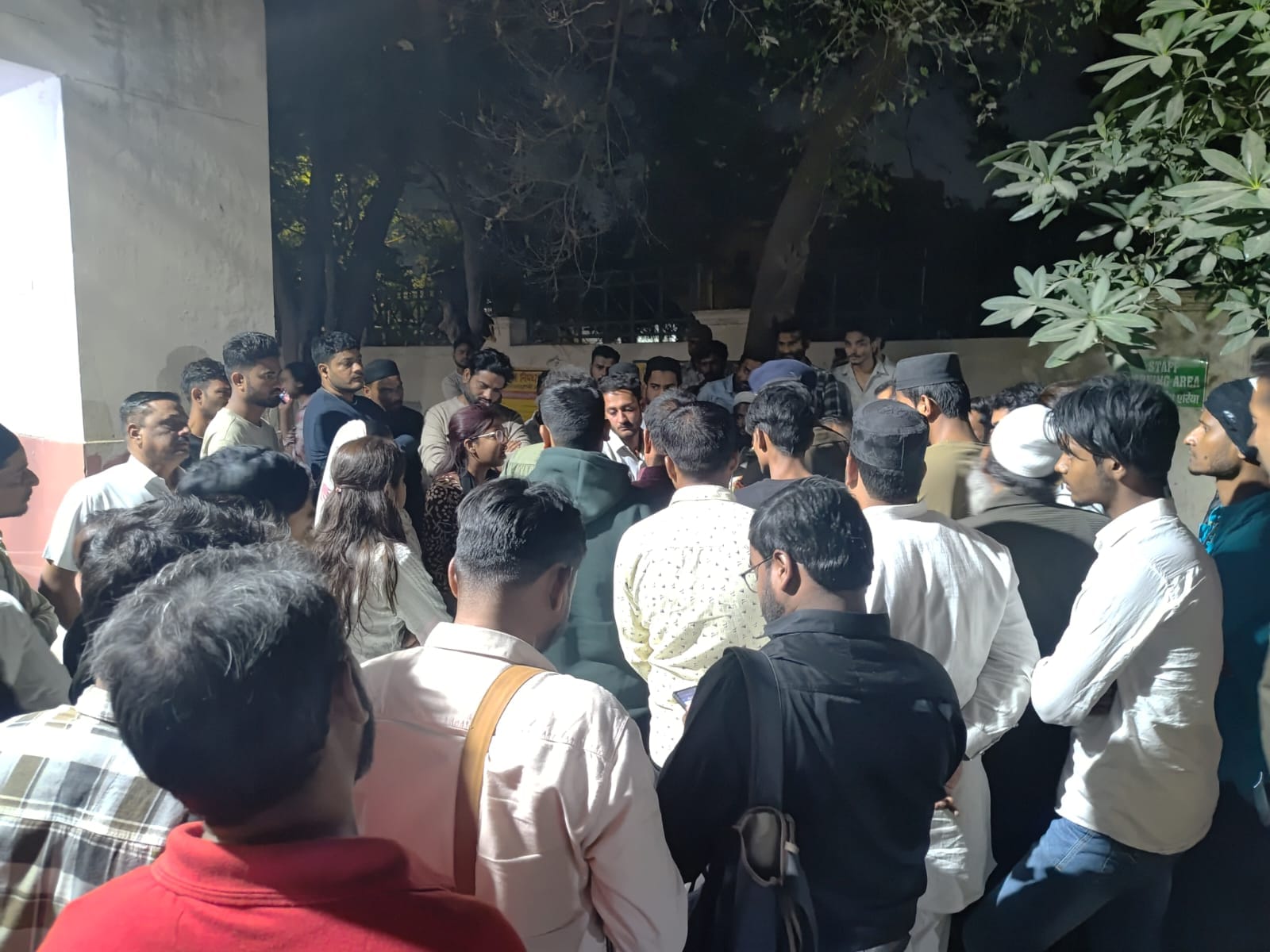 घटना के बाद अस्पताल के बाहर जुटी भीड़। घटना के बाद अस्पताल के बाहर जुटी भीड़।