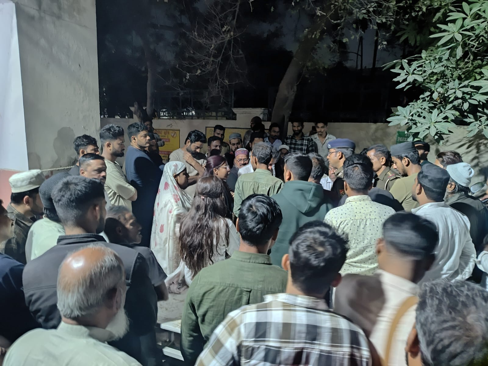 घटना के बाद अस्पताल के बाहर जुटी भीड़। घटना के बाद अस्पताल के बाहर जुटी भीड़।