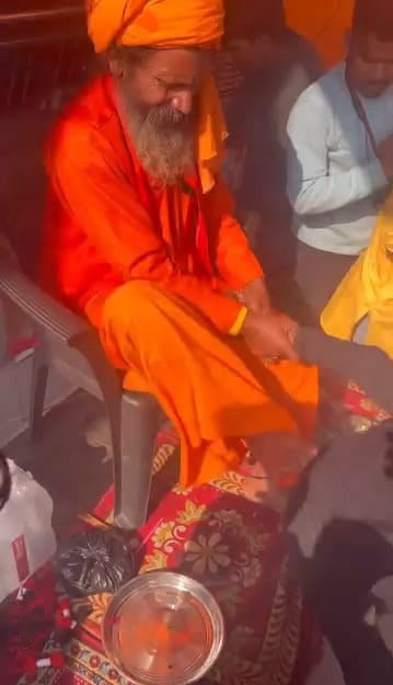 होमगार्ड की मौजूदगी में पीटा गया किशोरों को। स्त्रोत ः वीडियोग्रैब