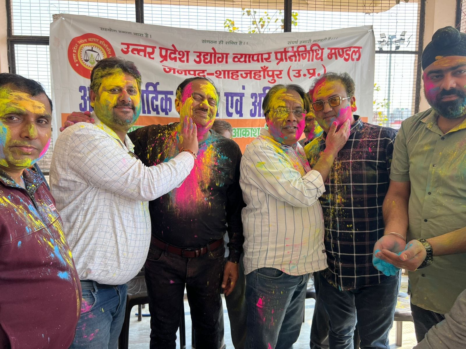 हनुमत धाम मैदान पर आरएसएस की ओर से आयोजित भगवा होली में शामिल भाजपा विधायक व अन्य। संवाद