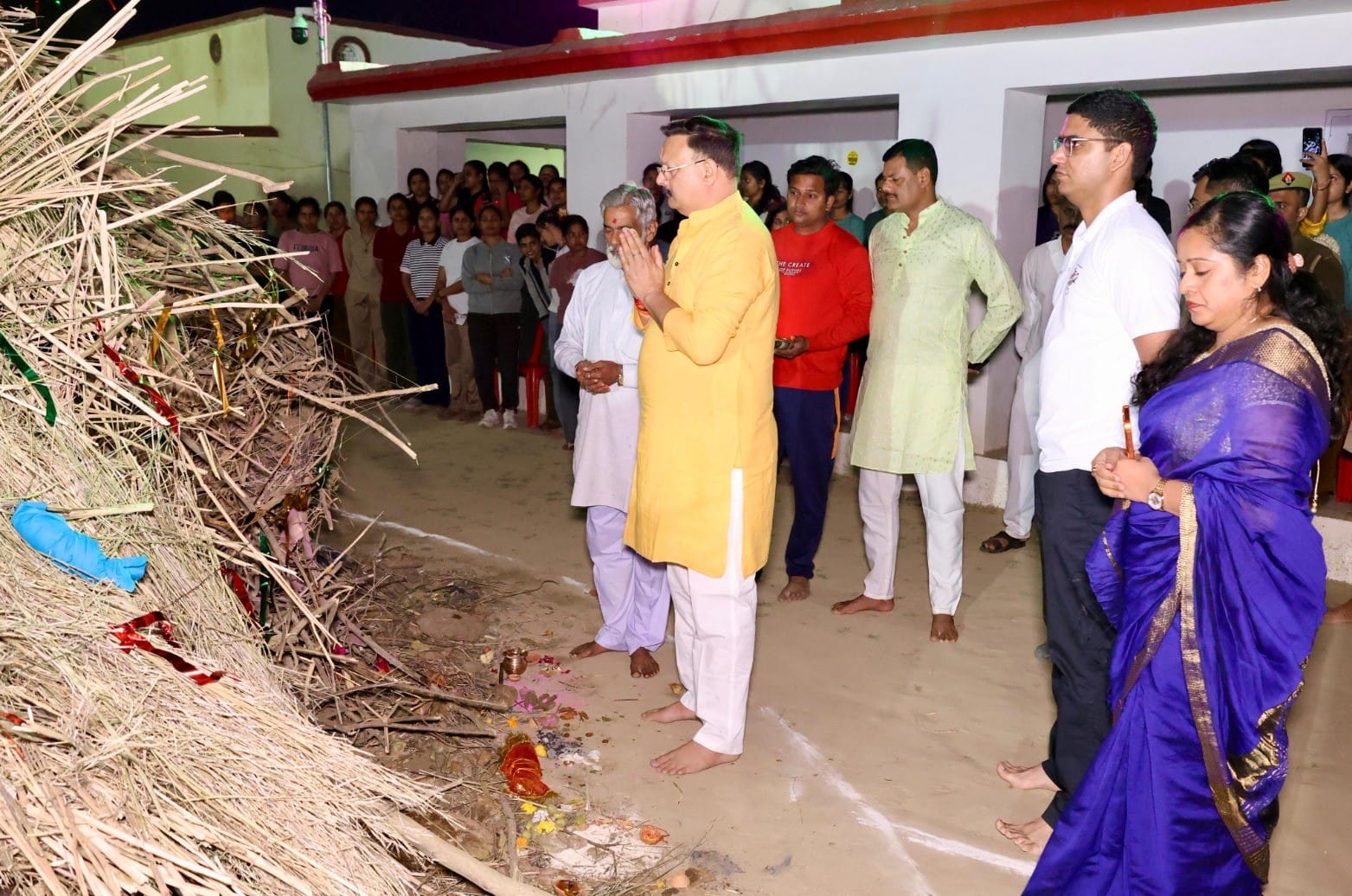 हनुमत धाम मैदान पर आरएसएस की ओर से आयोजित भगवा होली में शामिल भाजपा विधायक व अन्य। संवाद