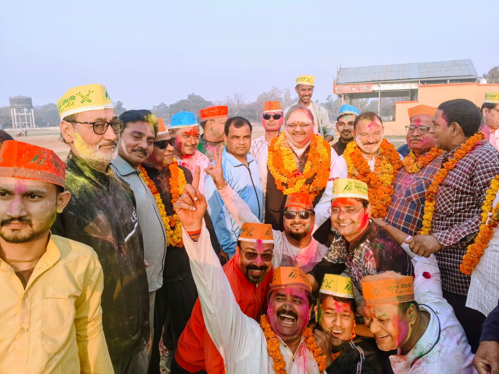 हनुमत धाम मैदान पर आरएसएस की ओर से आयोजित भगवा होली में शामिल भाजपा विधायक व अन्य। संवाद
