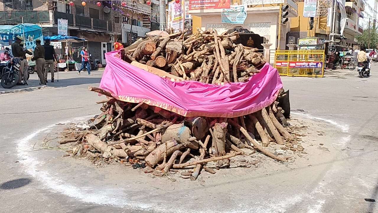 हनुमत धाम मैदान पर आरएसएस की ओर से आयोजित भगवा होली में शामिल भाजपा विधायक व अन्य। संवाद