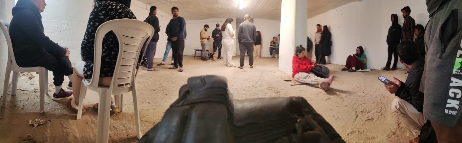 हंसराज, इस्राइल में पुलिस और बंकर में छिपे लोग। हंसराज, इस्राइल में पुलिस और बंकर में छिपे लोग।