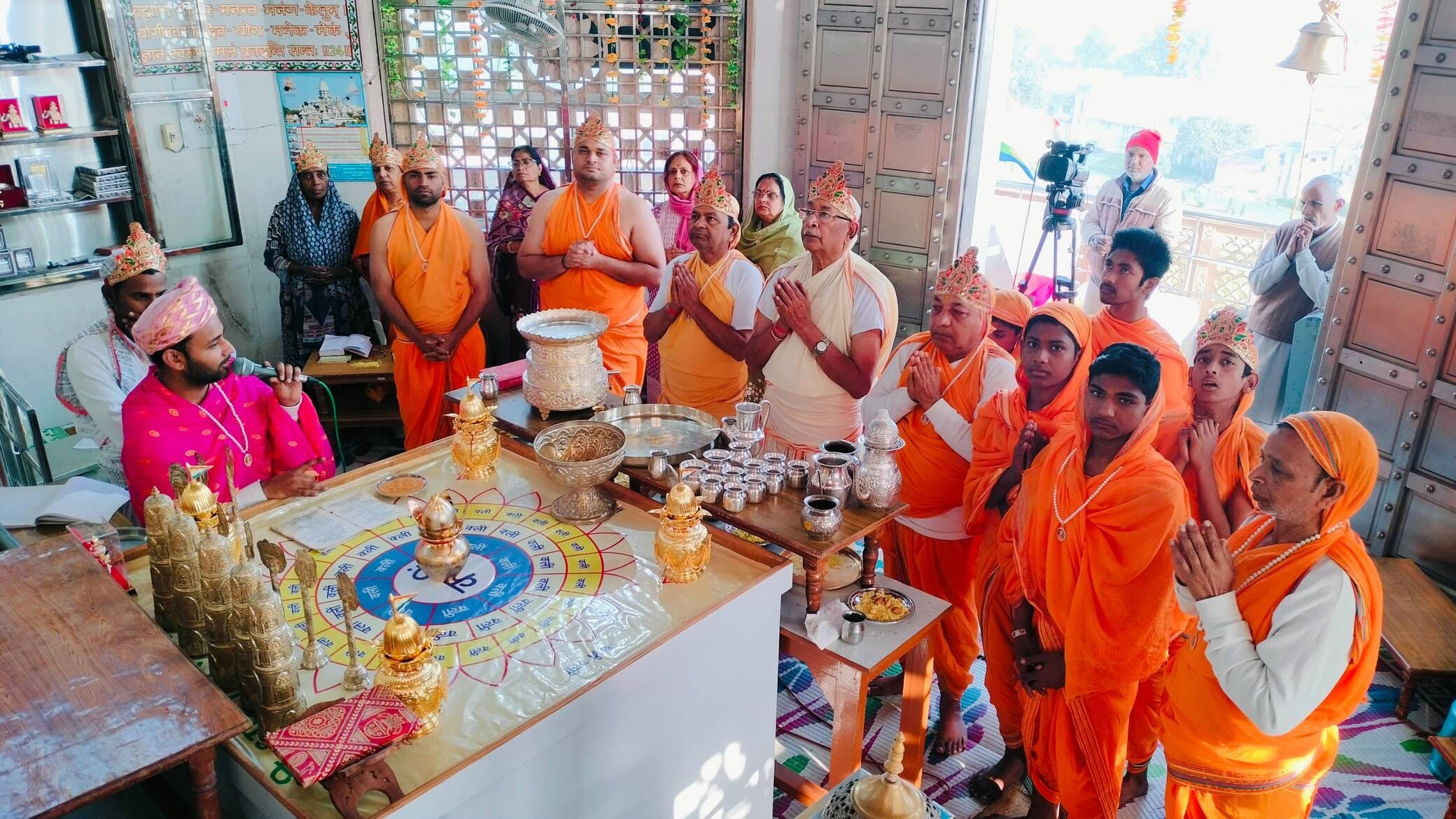 कैलाश पर्वत मंदिर पर पूजा अर्चना करते श्रद्धालु स्रोत संवाद कैलाश पर्वत मंदिर पर पूजा अर्चना करते श्रद्धालु स्रोत संवाद
