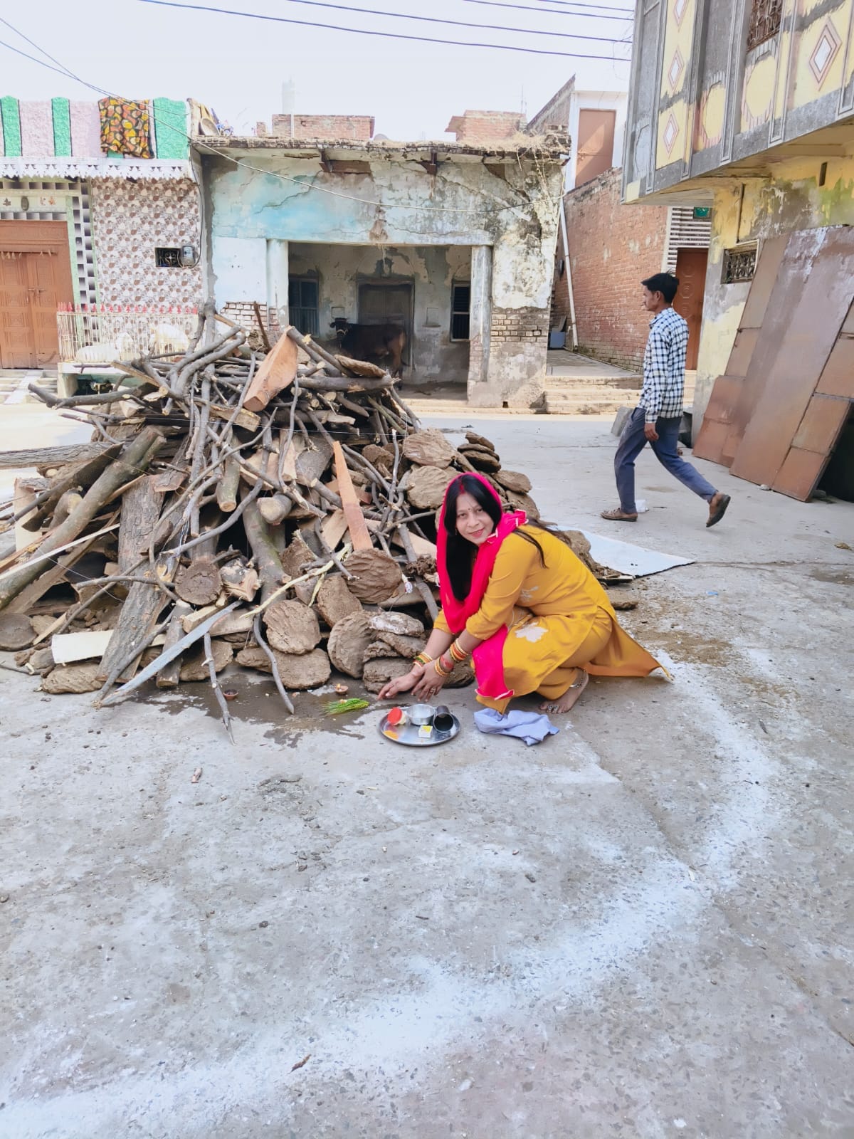 कस्बा राजा का रामपुर में होलिका पूजन करते लोग। संवाद कस्बा राजा का रामपुर में होलिका पूजन करते लोग। संवाद