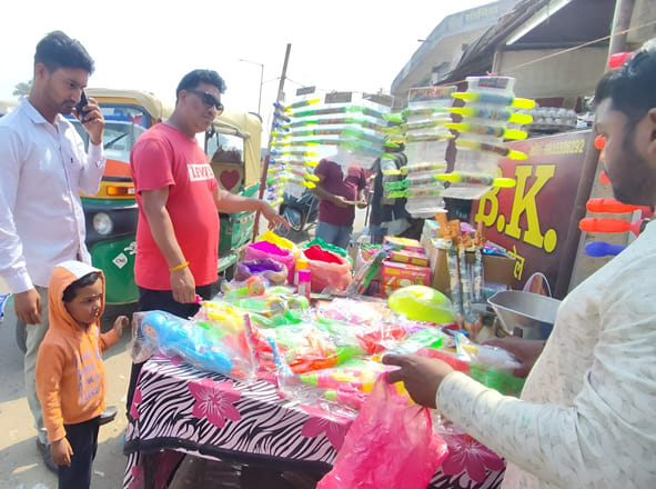 कुतुबपुर स्थित एक दुकान पर मिठाई खरीदते लोग। संवाद कुतुबपुर स्थित एक दुकान पर मिठाई खरीदते लोग। संवाद