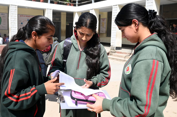 मंडी के बाल स्कूल में दसवीं कक्षा की परीक्षा देने के बाद आपस में चर्चा करती छात्राएं। संवाद मंडी के बाल स्कूल में दसवीं कक्षा की परीक्षा देने के बाद आपस में चर्चा करती छात्राएं। संवाद