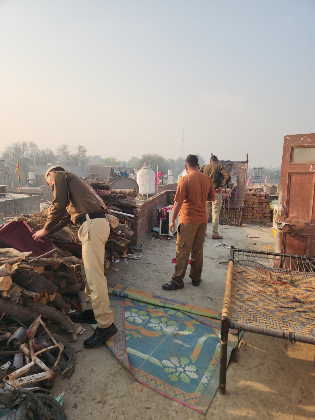 ऑपरेशन आक्रमण के तहत तलाशी अभियान चलाते हुए पुलिसकर्मी। पुलिस विभाग ऑपरेशन आक्रमण के तहत तलाशी अभियान चलाते हुए पुलिसकर्मी। पुलिस विभाग