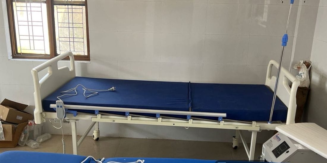 पीएची बर्मा पापड़ी में उपकरण दान करने के बाद कंपनी के पदाधिकारी और चिकित्सक। स्रोत: कंपनी