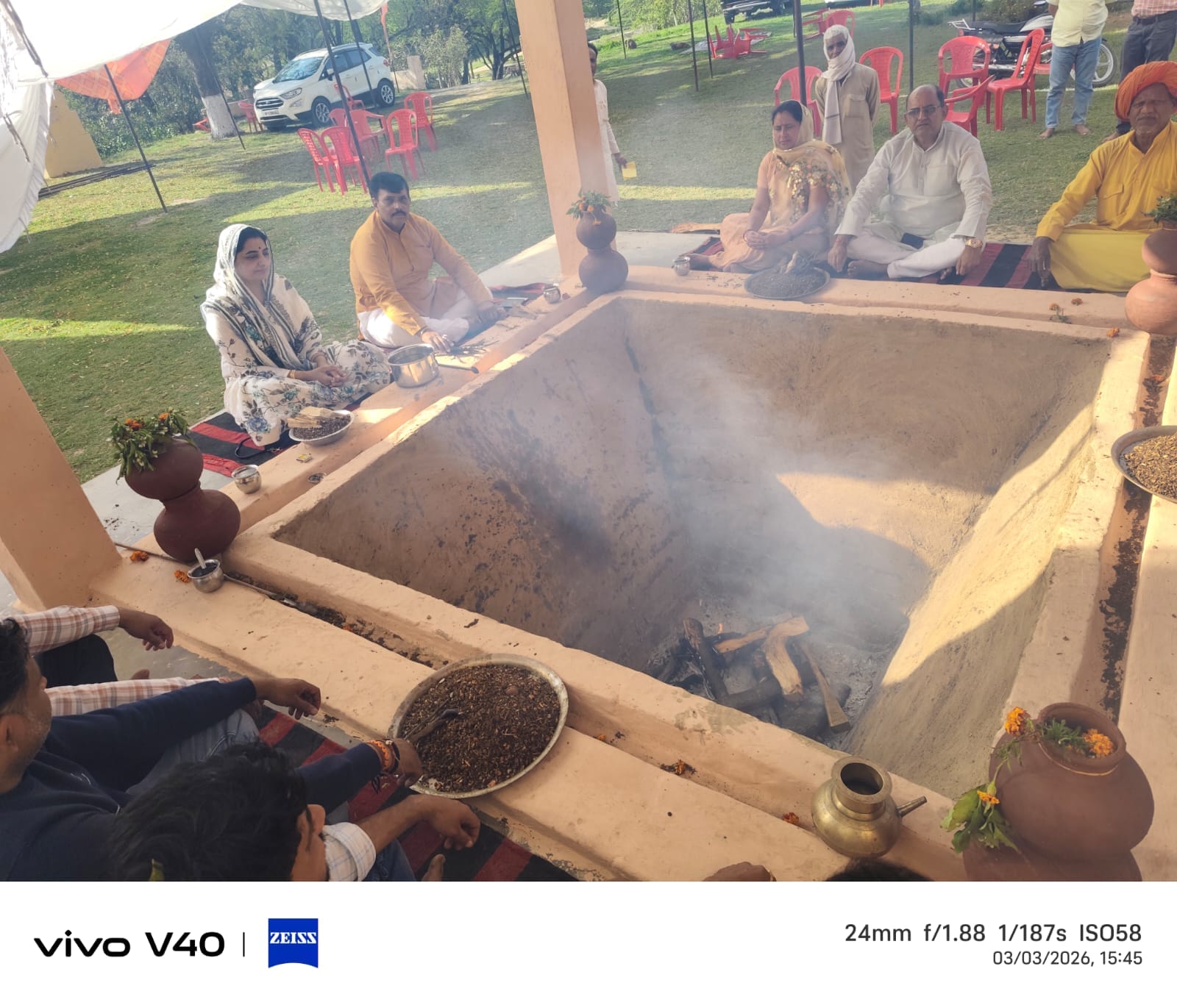 राजा रघुनाथ महल पर सार्वजनिक विश्व शांति महायज्ञ में शामिल श्रद्धालु स्रोत संवाद राजा रघुनाथ महल पर सार्वजनिक विश्व शांति महायज्ञ में शामिल श्रद्धालु स्रोत संवाद