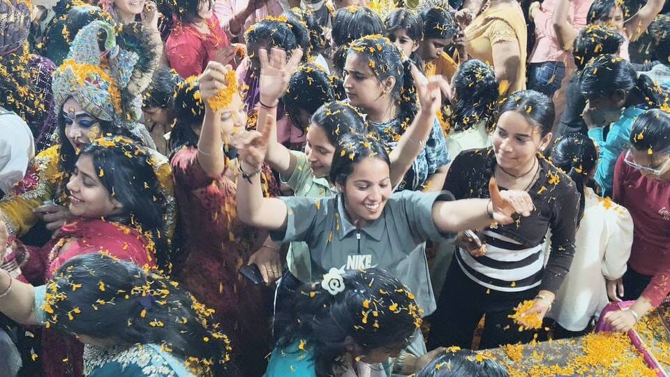 राधा कृष्ण की झांकी प्रस्तुत करते कलाकार। संवाद राधा कृष्ण की झांकी प्रस्तुत करते कलाकार। संवाद