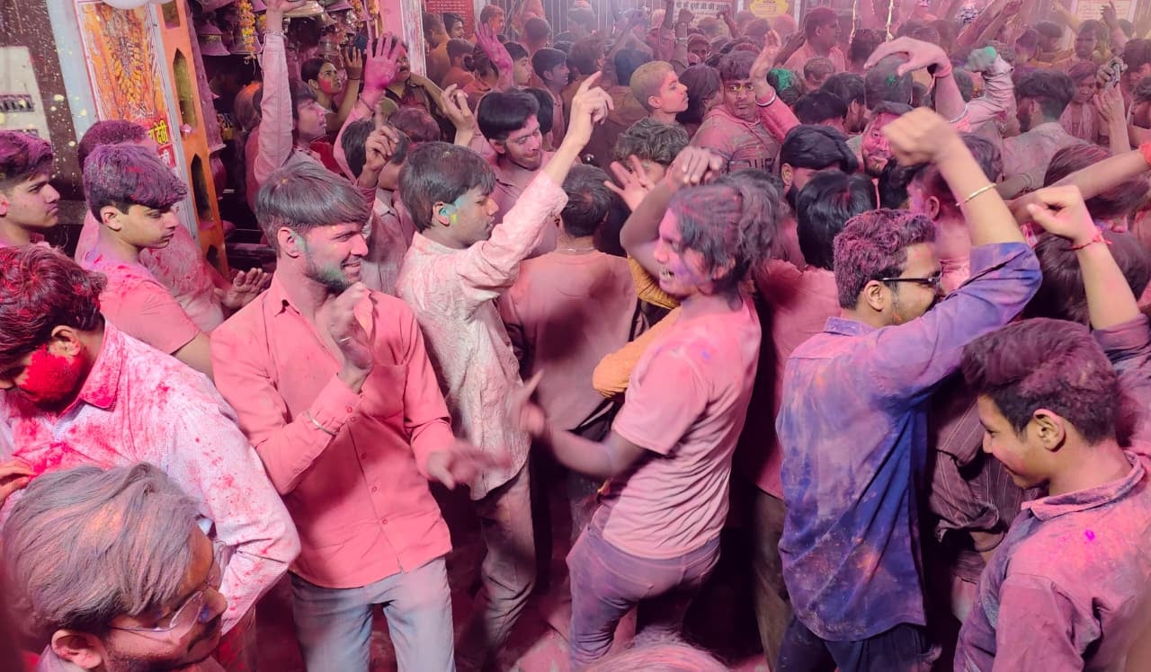 संकटा देवी मंदिर परिसर में देर रात जमकर होली की मस्ती में युवा। संवाद