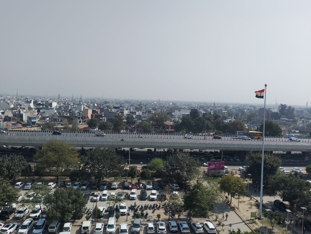 सेक्टर-29 स्थित हैंडलूम फैक्टरी में काम करते कारीगर। संवाद सेक्टर-29 स्थित हैंडलूम फैक्टरी में काम करते कारीगर। संवाद