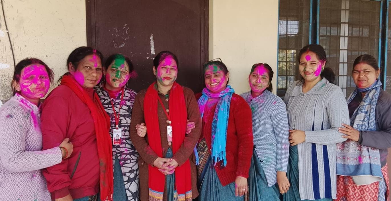 सेलाकुई में एकता मिलन मंडली की महिलाएं होली खेलते हुए। स्रोत मंडली