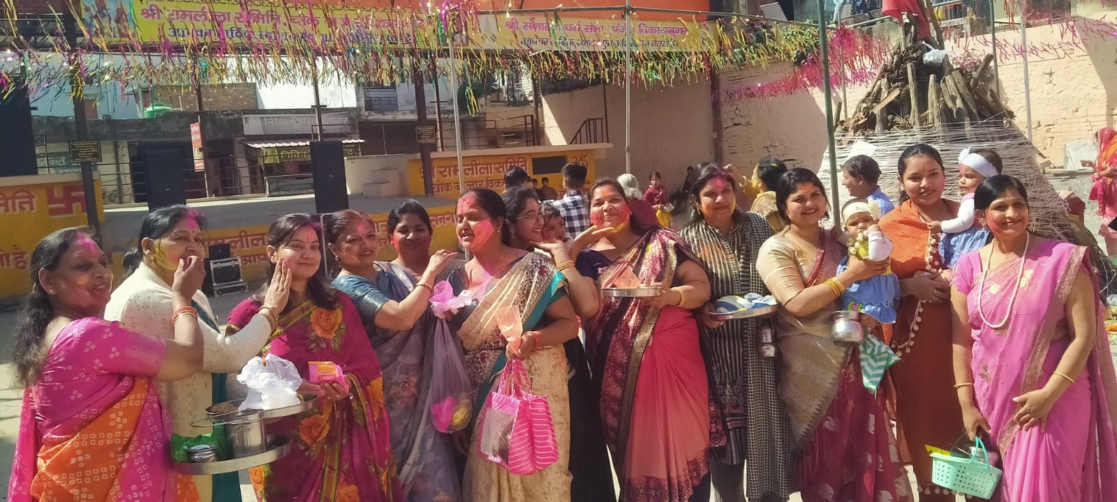 सेलाकुई में एकता मिलन मंडली की महिलाएं होली खेलते हुए। स्रोत मंडली