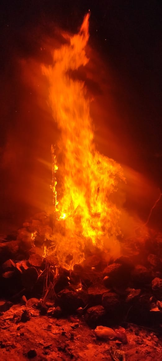 समालखा में होलिका का दहन करते लोग। संवाद