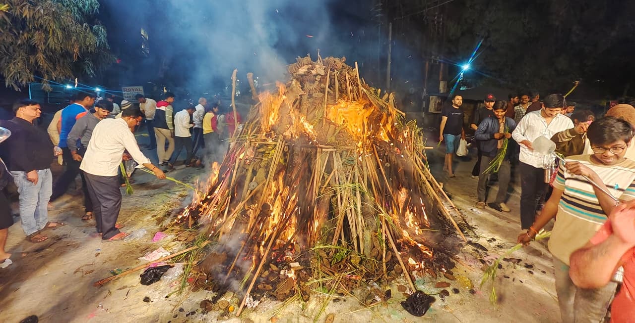 सोमवार रात गोला रोड पर कृष्णा टॉकीज के सामने होलिका दहन कार्यक्रम के दौरान रंग गुलाल उड़ाते लोग
