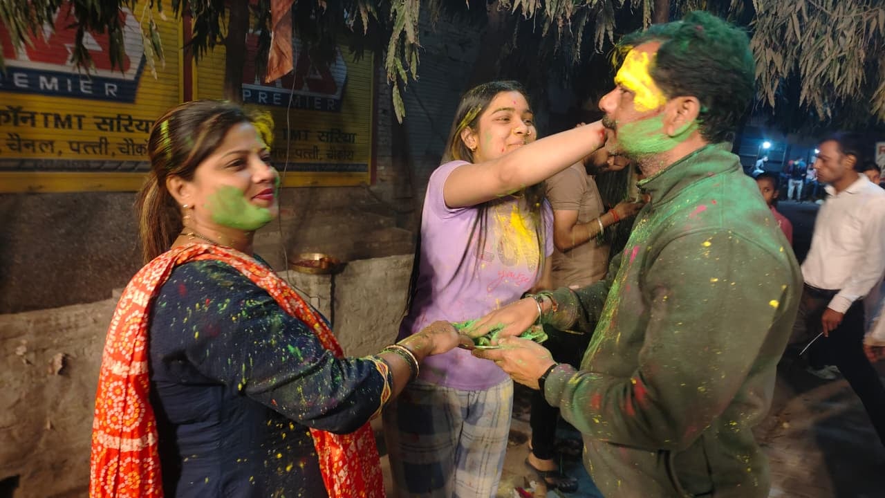 सोमवार रात गोला रोड पर कृष्णा टॉकीज के सामने होलिका दहन कार्यक्रम के दौरान रंग गुलाल उड़ाते लोग