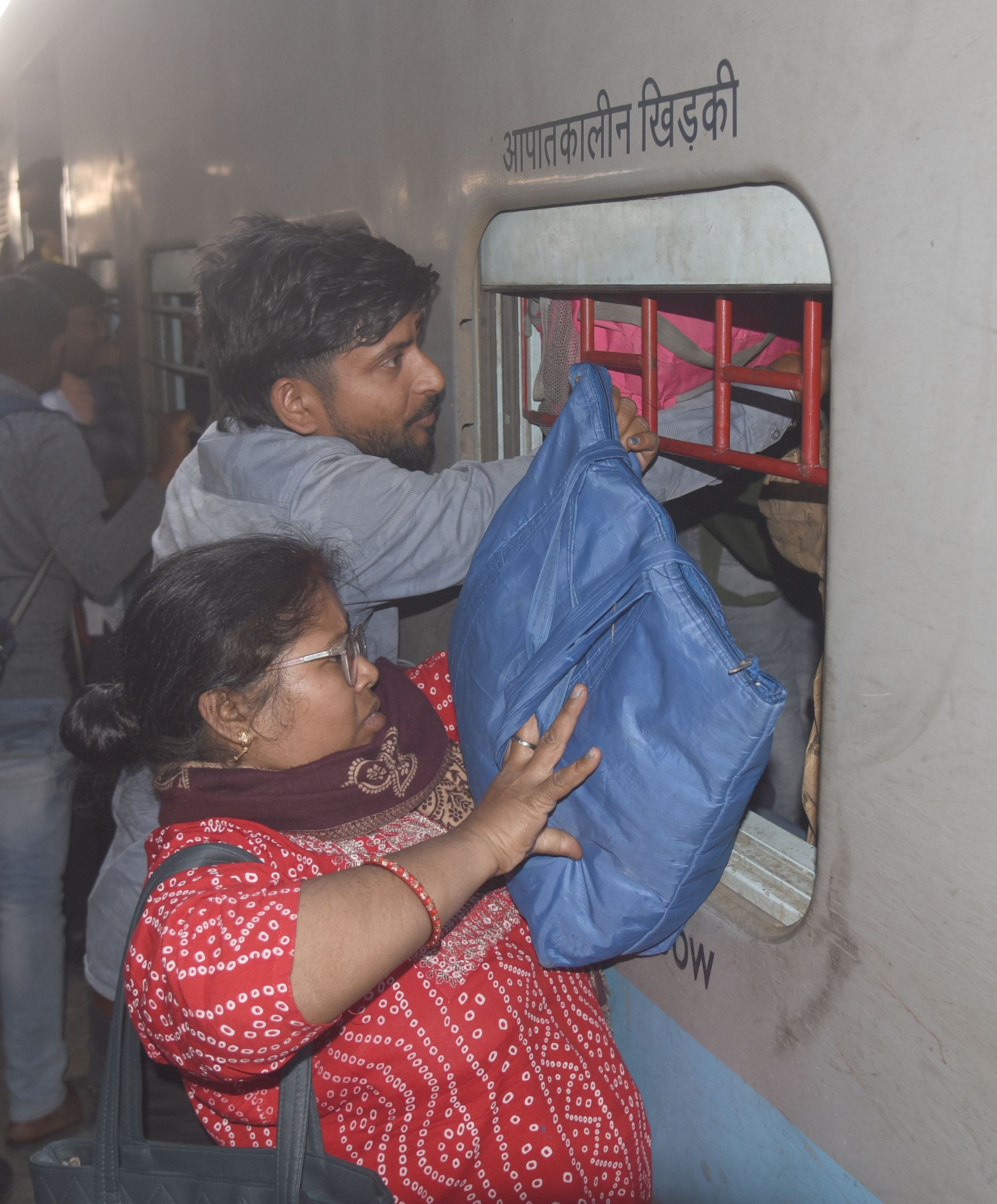 स्टेशनों पर यात्रियों की भीड़।
