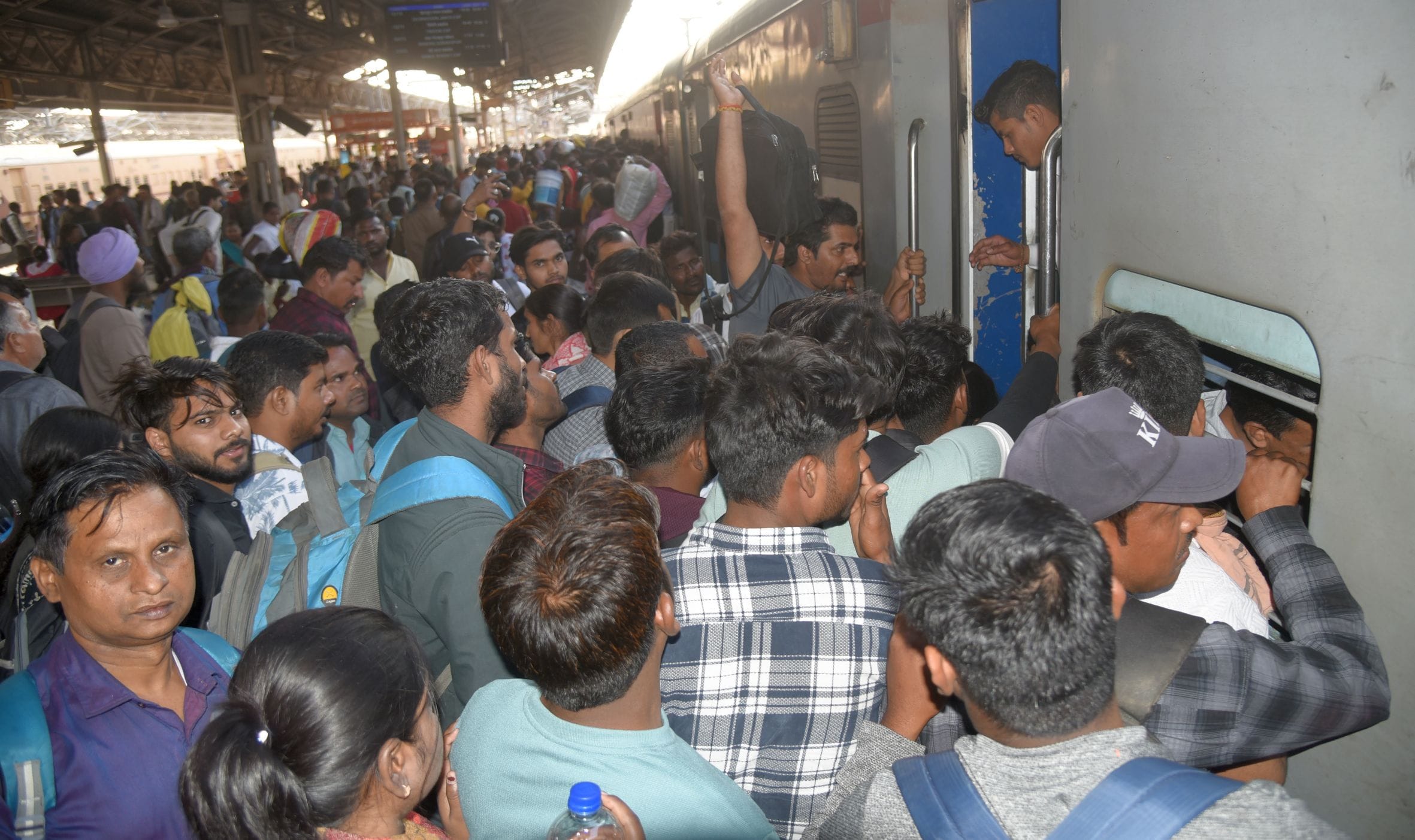 स्टेशनों पर यात्रियों की भीड़।