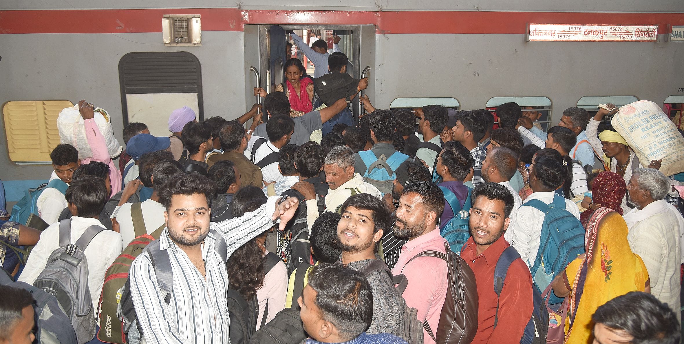 स्टेशनों पर यात्रियों की भीड़।