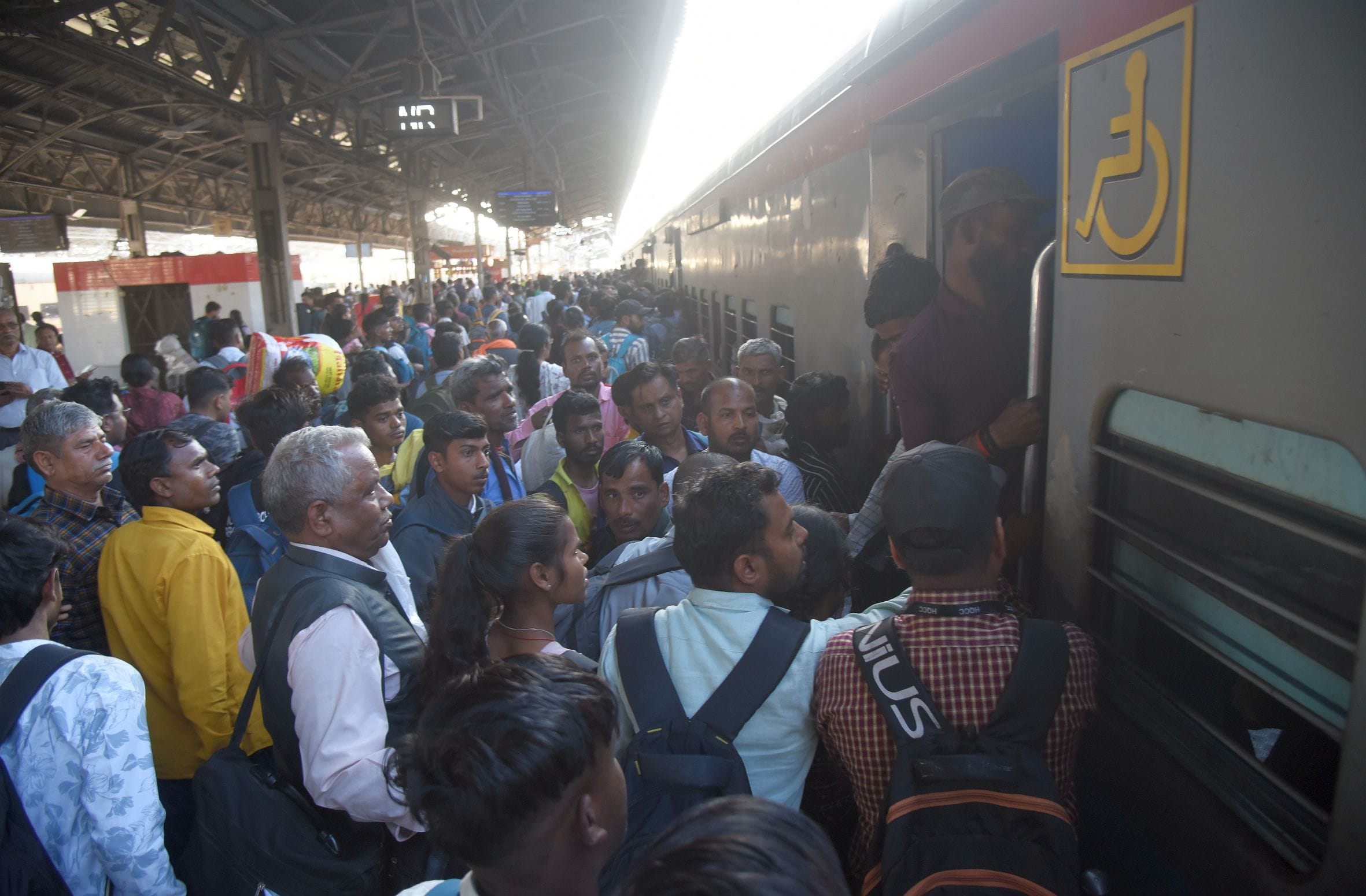 स्टेशनों पर यात्रियों की भीड़।