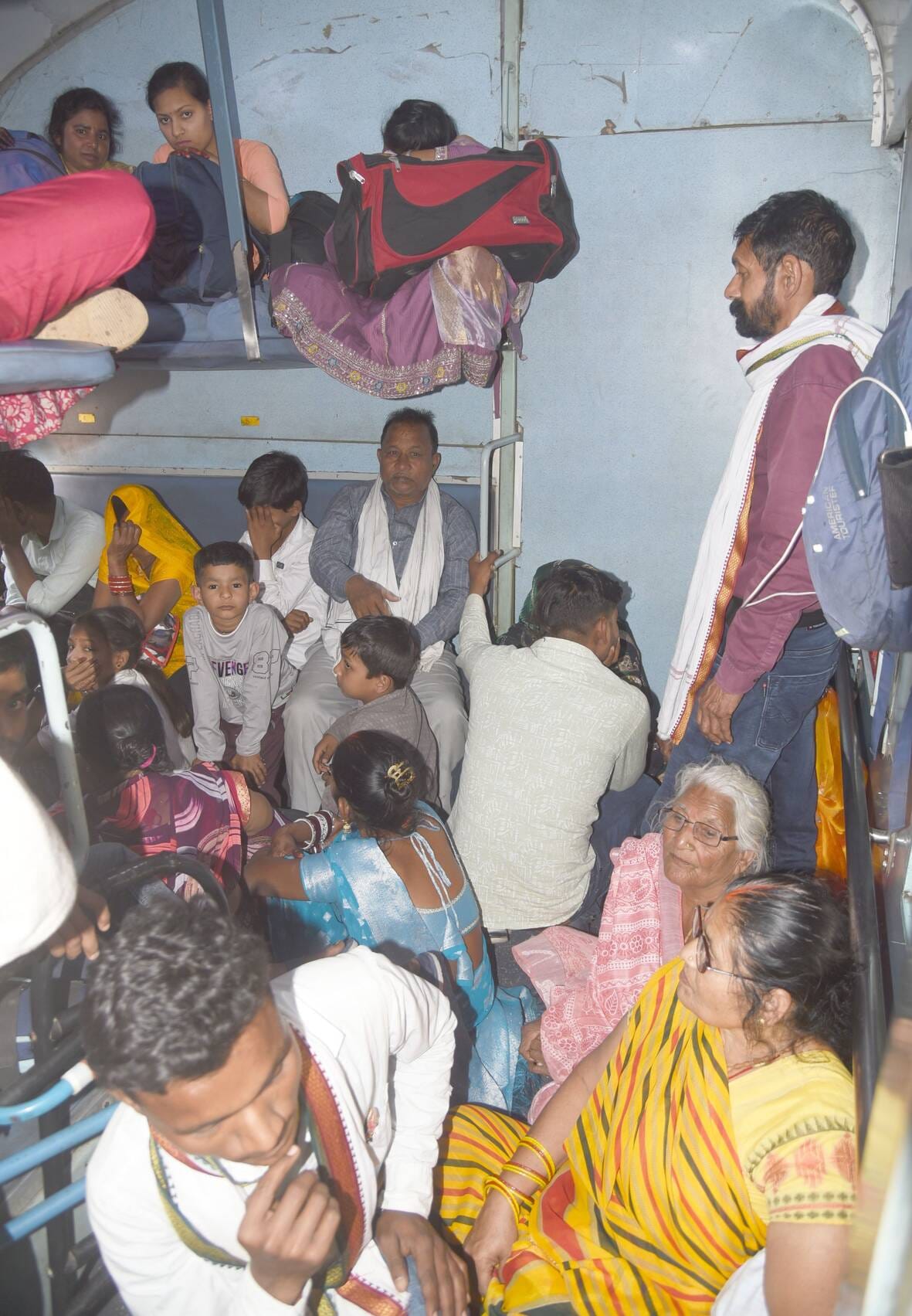 स्टेशनों पर यात्रियों की भीड़।