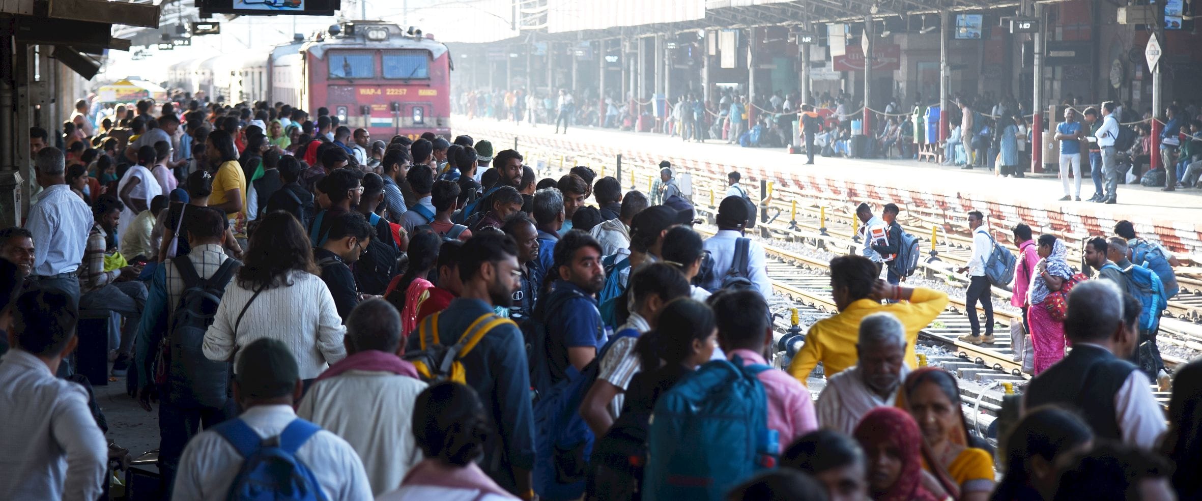 स्टेशनों पर यात्रियों की भीड़।