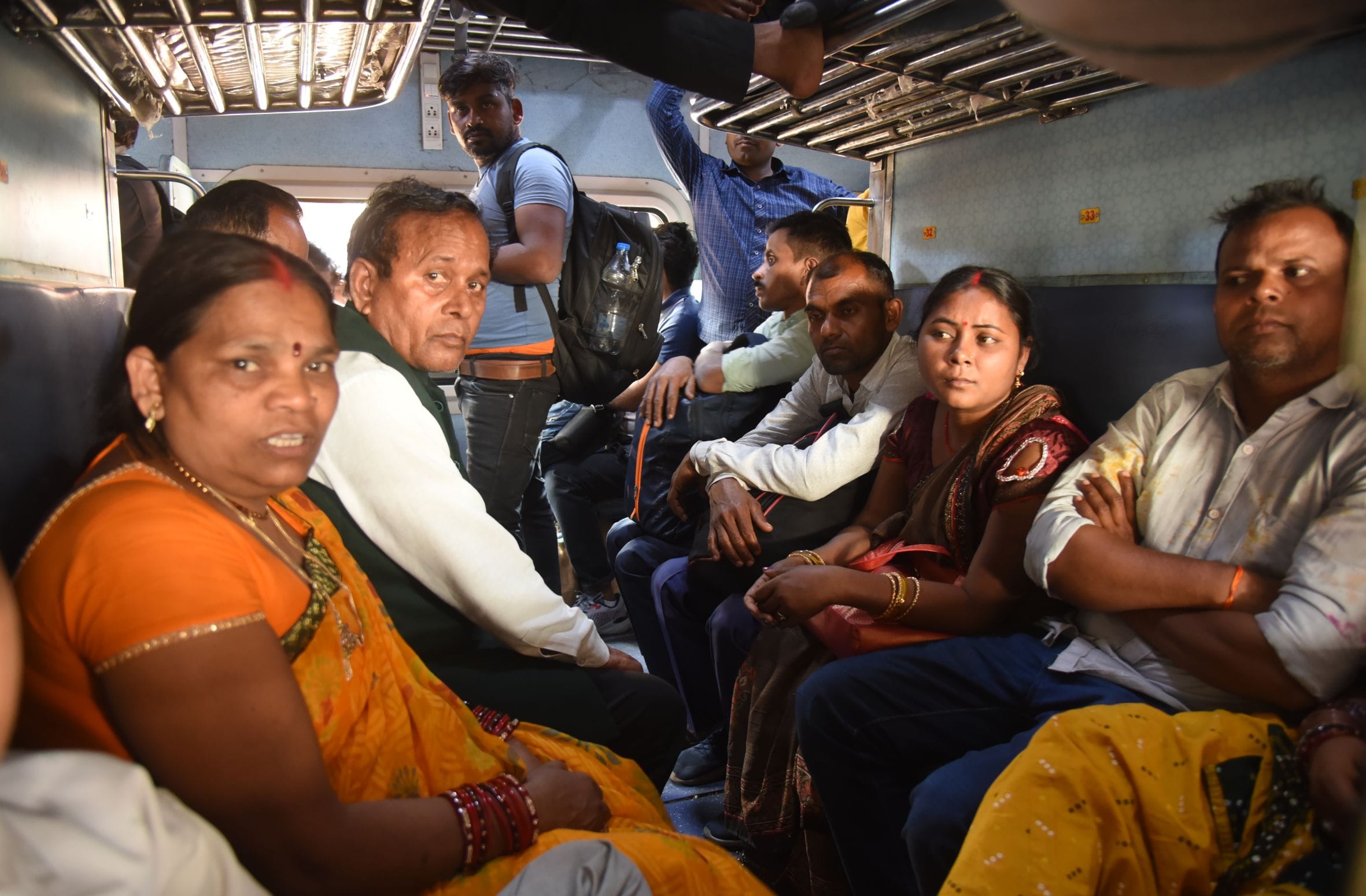 स्टेशनों पर यात्रियों की भीड़।