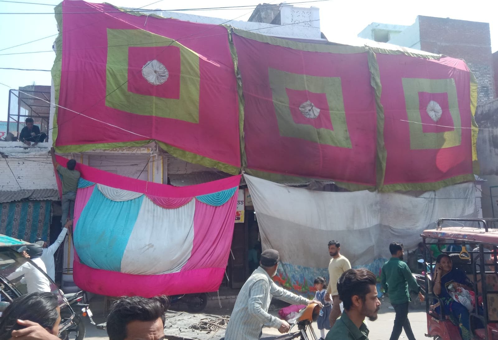 शहर के टिकटगंज पर जलाया जा रहा कूड़ा। संवाद शहर के टिकटगंज पर जलाया जा रहा कूड़ा। संवाद