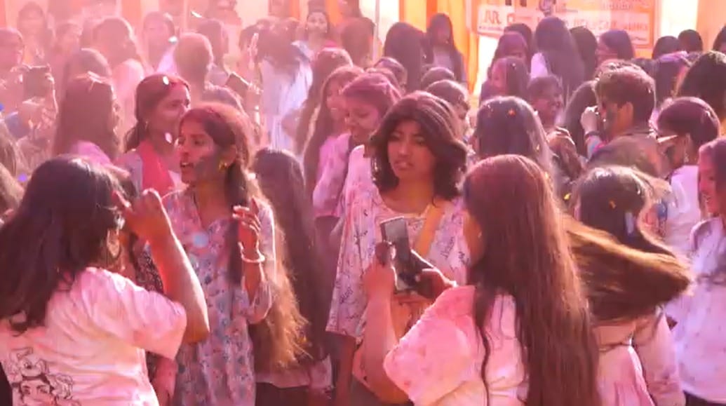 शहर के ददरीघाट में आयोजित होली समारोह में सेल्फी लेती युवतियां। संवाद