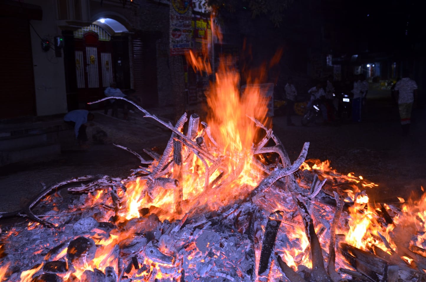 शामली के बैंड मार्केट में होली का पूजन करते श्रद्धालु । संवाद शामली के बैंड मार्केट में होली का पूजन करते श्रद्धालु । संवाद
