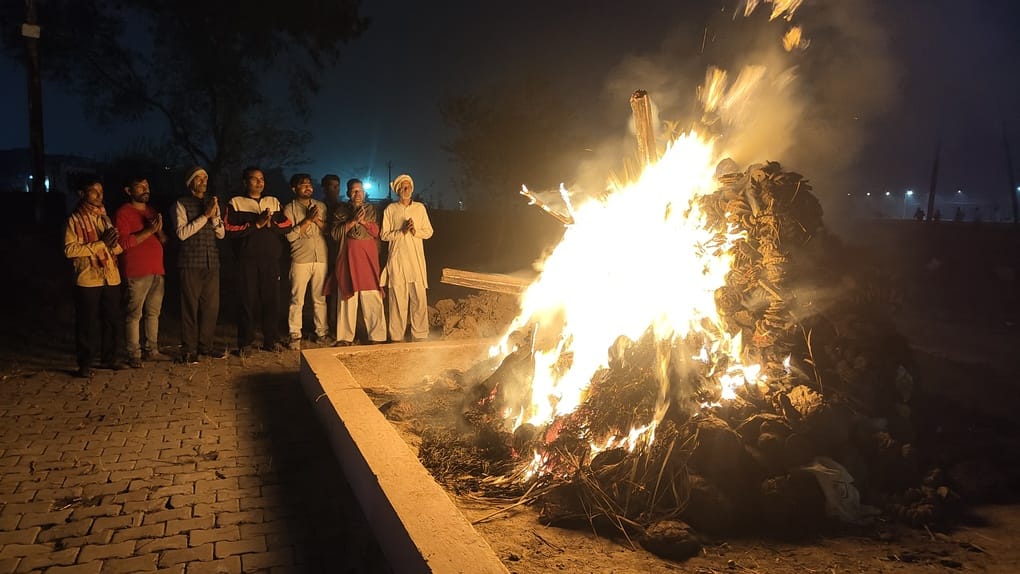 शामली के बैंड मार्केट में होली का पूजन करते श्रद्धालु । संवाद शामली के बैंड मार्केट में होली का पूजन करते श्रद्धालु । संवाद