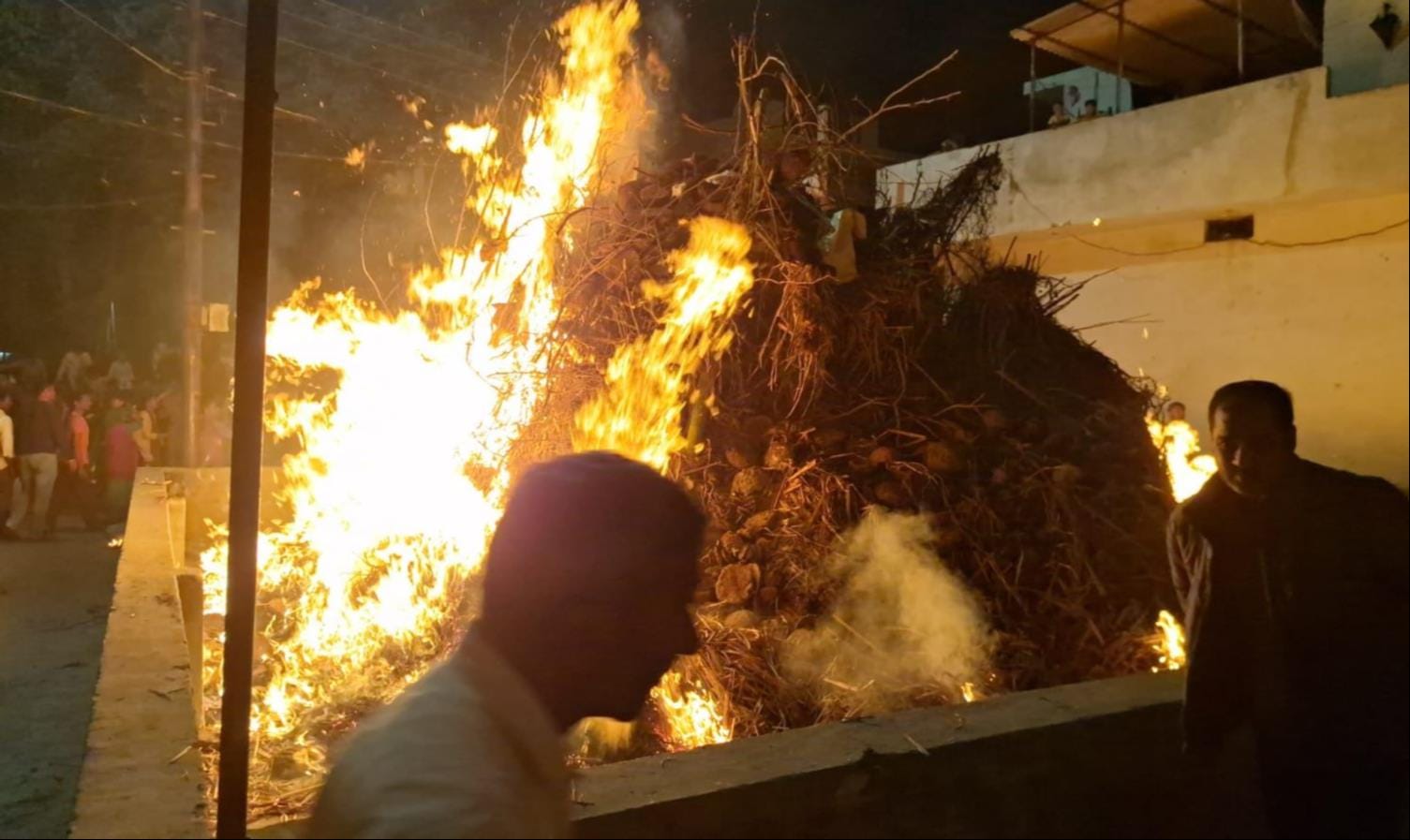 शामली के बैंड मार्केट में होली का पूजन करते श्रद्धालु । संवाद शामली के बैंड मार्केट में होली का पूजन करते श्रद्धालु । संवाद