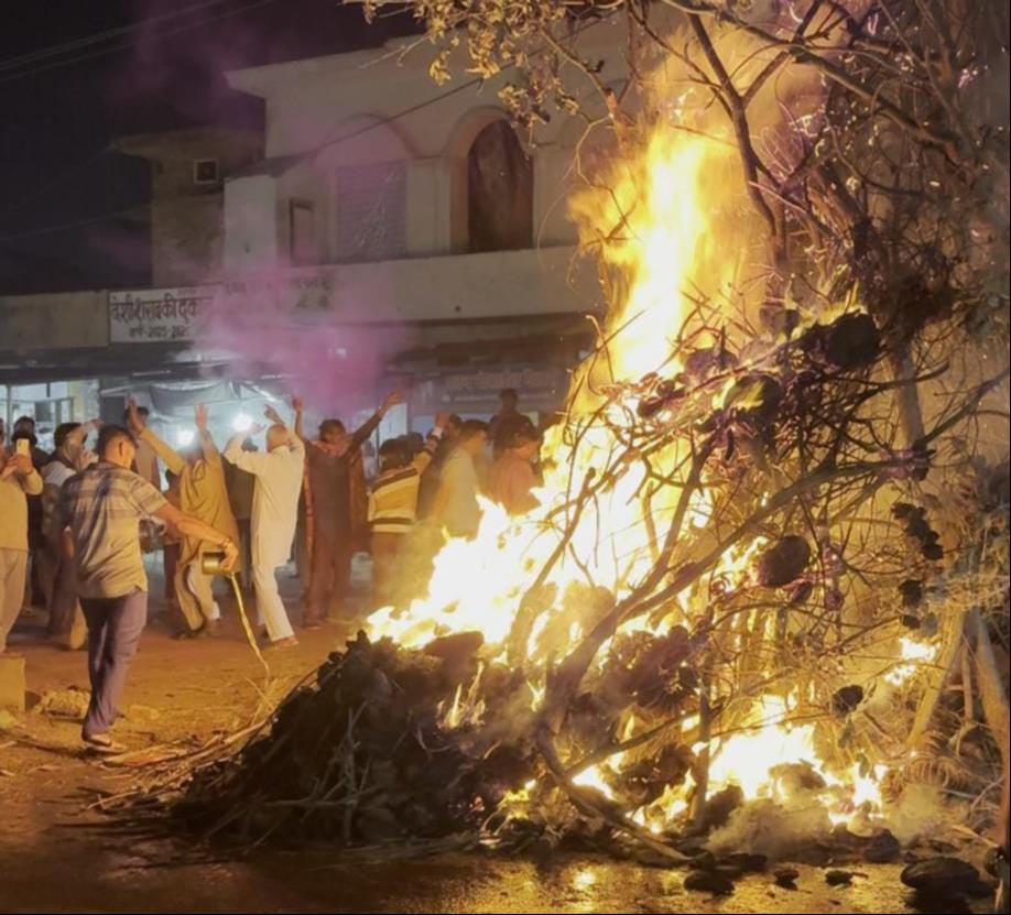 शामली के बैंड मार्केट में होली का पूजन करते श्रद्धालु । संवाद शामली के बैंड मार्केट में होली का पूजन करते श्रद्धालु । संवाद