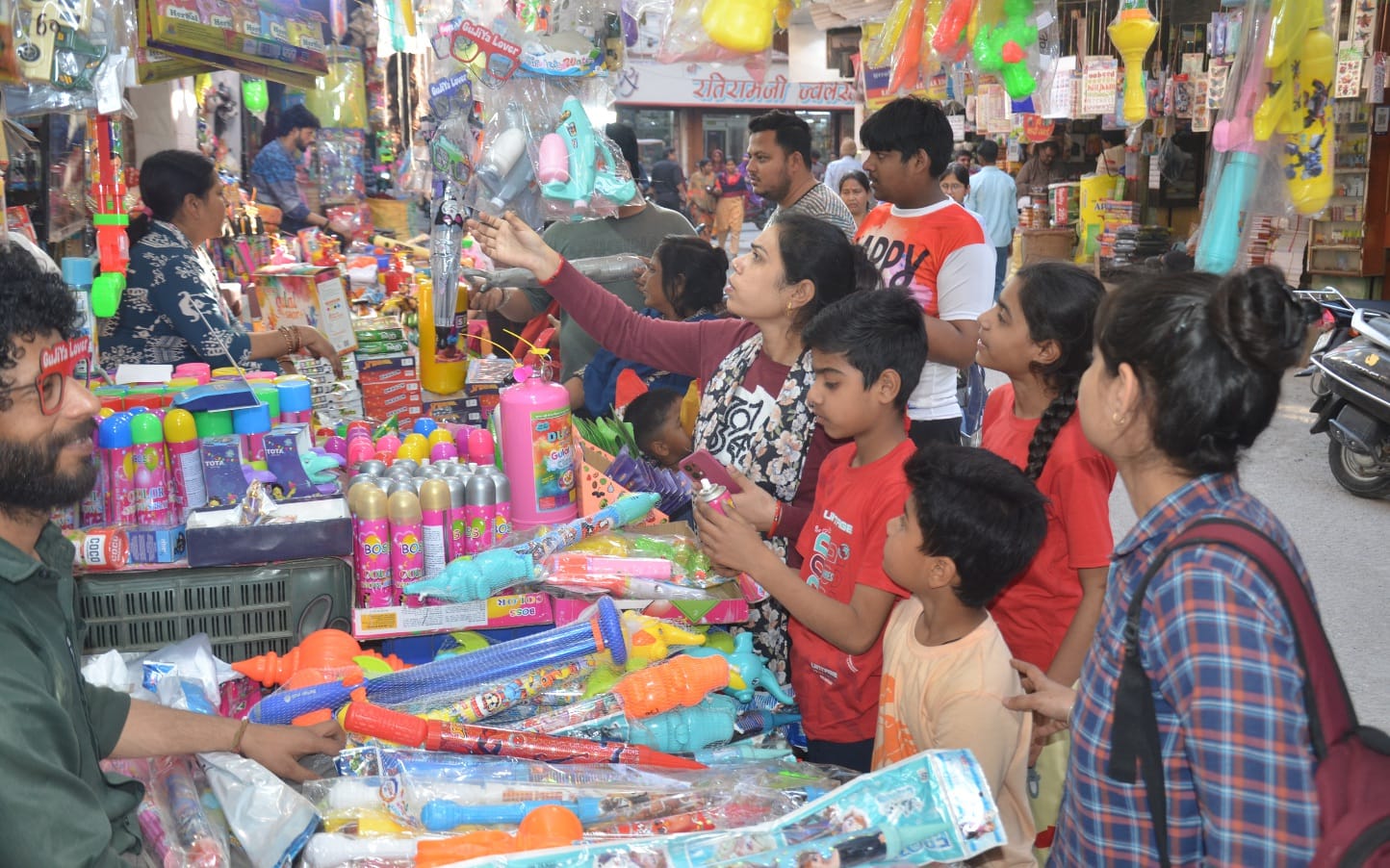 शामली में माजरा रोड पर होली पर खरीदारी करती महिलाएं । संवाद शामली में माजरा रोड पर होली पर खरीदारी करती महिलाएं । संवाद