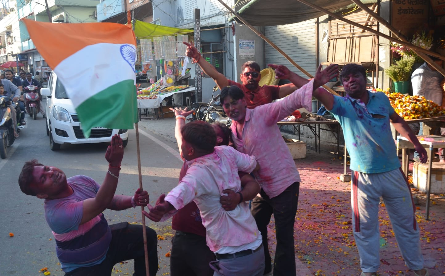 शामली में माजरा रोड पर होली पर खरीदारी करती महिलाएं । संवाद शामली में माजरा रोड पर होली पर खरीदारी करती महिलाएं । संवाद