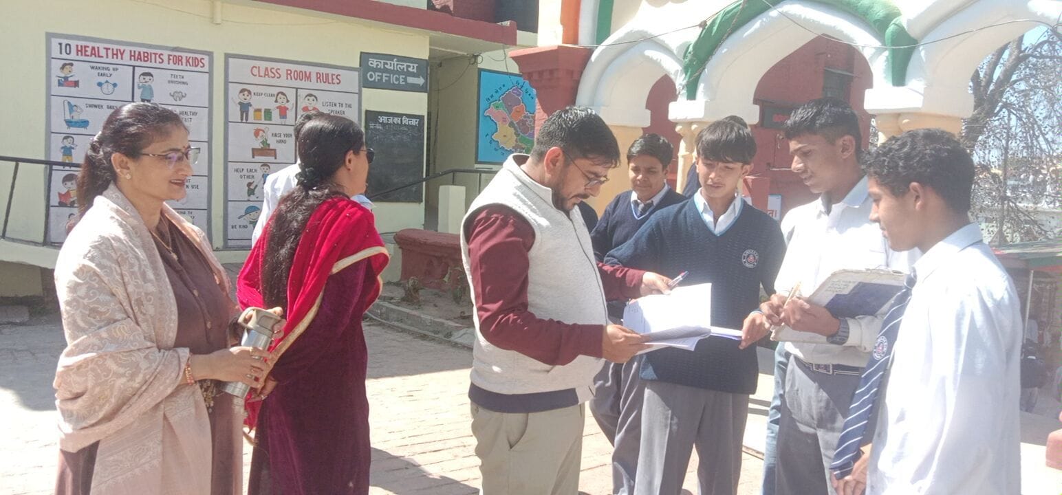 शमशेर स्कूल नाहन परीक्षा केंद्र से बोर्ड की परीक्षा देकर बाहर निकले बच्चे। संवाद शमशेर स्कूल नाहन परीक्षा केंद्र से बोर्ड की परीक्षा देकर बाहर निकले बच्चे। संवाद