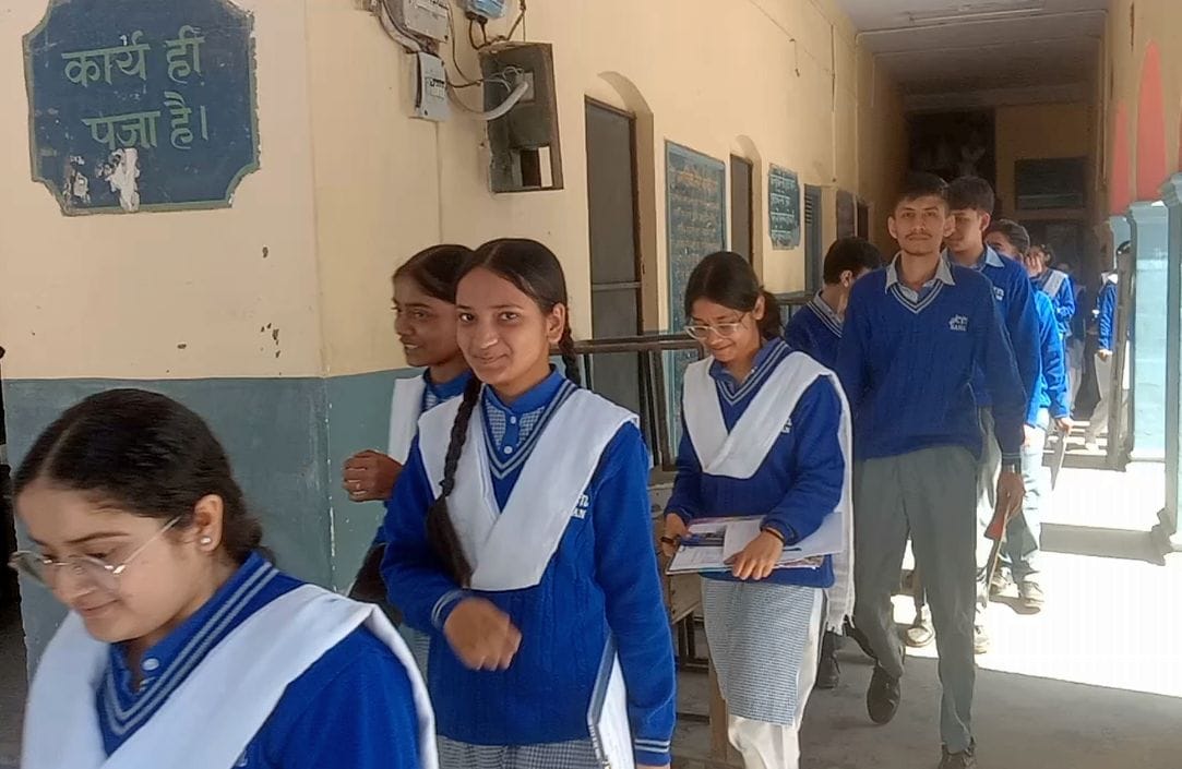 शमशेर स्कूल नाहन परीक्षा केंद्र से बोर्ड की परीक्षा देकर बाहर निकले बच्चे। संवाद शमशेर स्कूल नाहन परीक्षा केंद्र से बोर्ड की परीक्षा देकर बाहर निकले बच्चे। संवाद