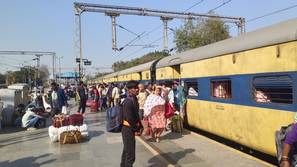 ट्रेन में चढ़ते हुए यात्रियों की भीड़। संवाद ट्रेन में चढ़ते हुए यात्रियों की भीड़। संवाद