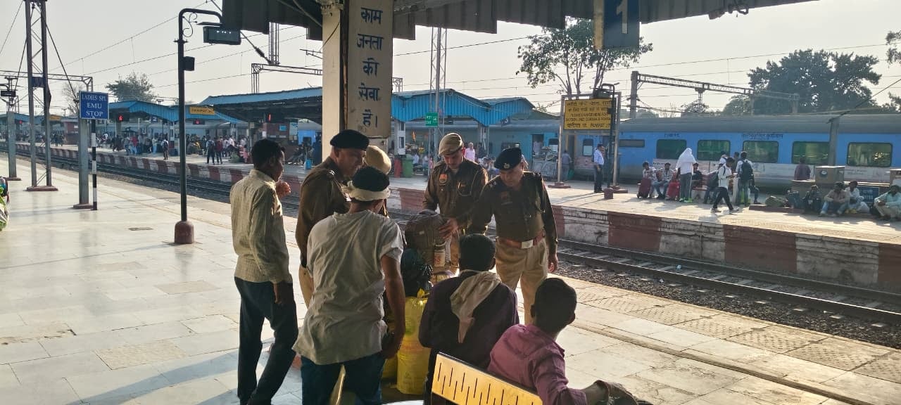 ट्रेन में चढ़ते हुए यात्रियों की भीड़। संवाद ट्रेन में चढ़ते हुए यात्रियों की भीड़। संवाद