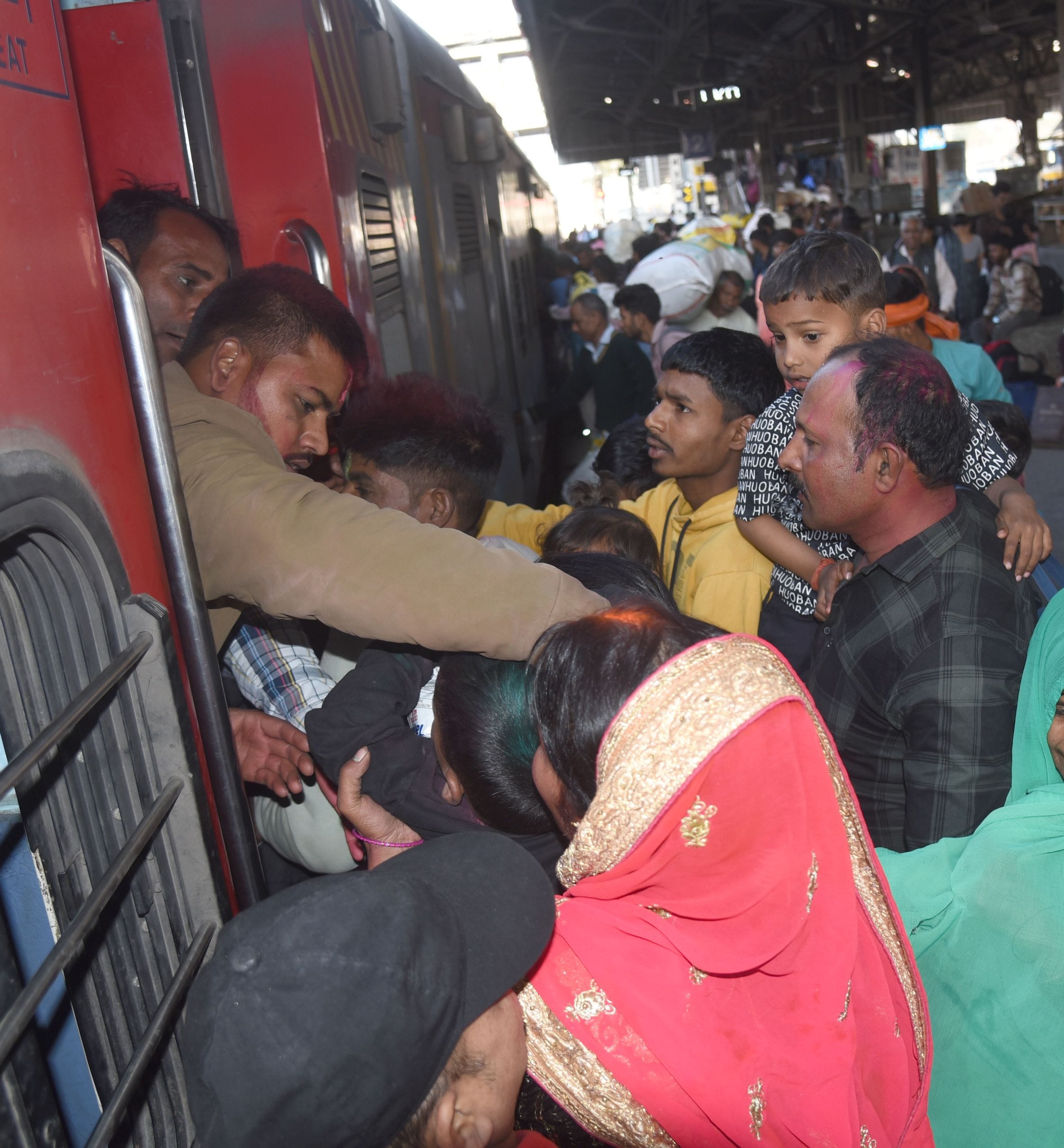 ट्रेनों और रेलवे स्टेशनों पर  उमड़ी भीड।
