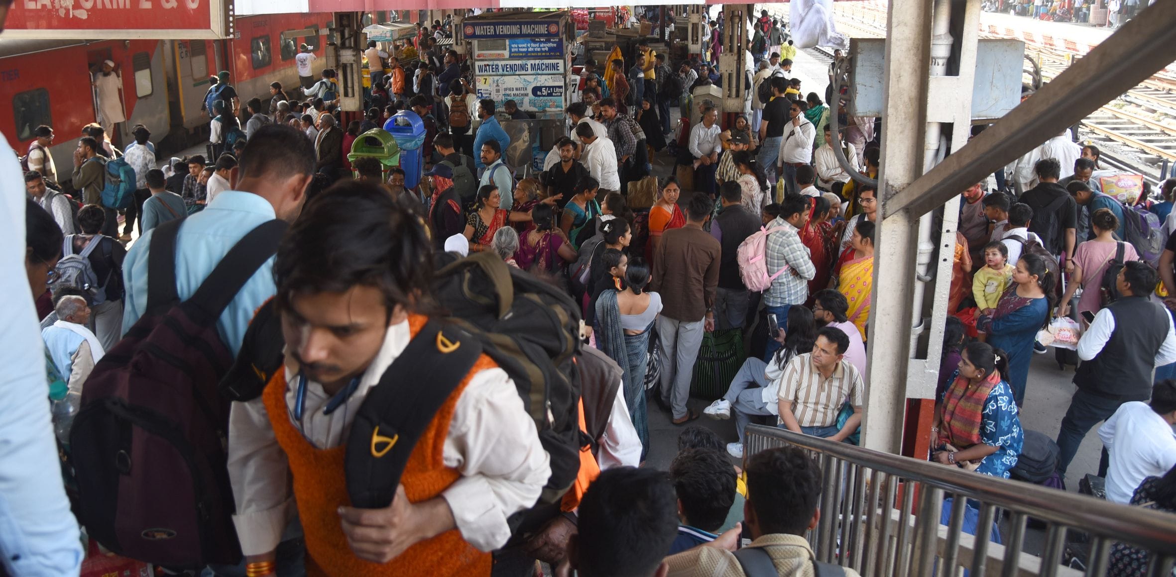ट्रेनों और रेलवे स्टेशनों पर  उमड़ी भीड।